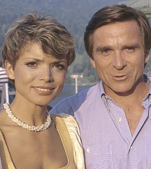 "Zwei Münchner in Hamburg - Flitterwochen": Julia (Uschi Glas) und Ralf (Elmar Wepper) schauen fröhlich in die Ferne.