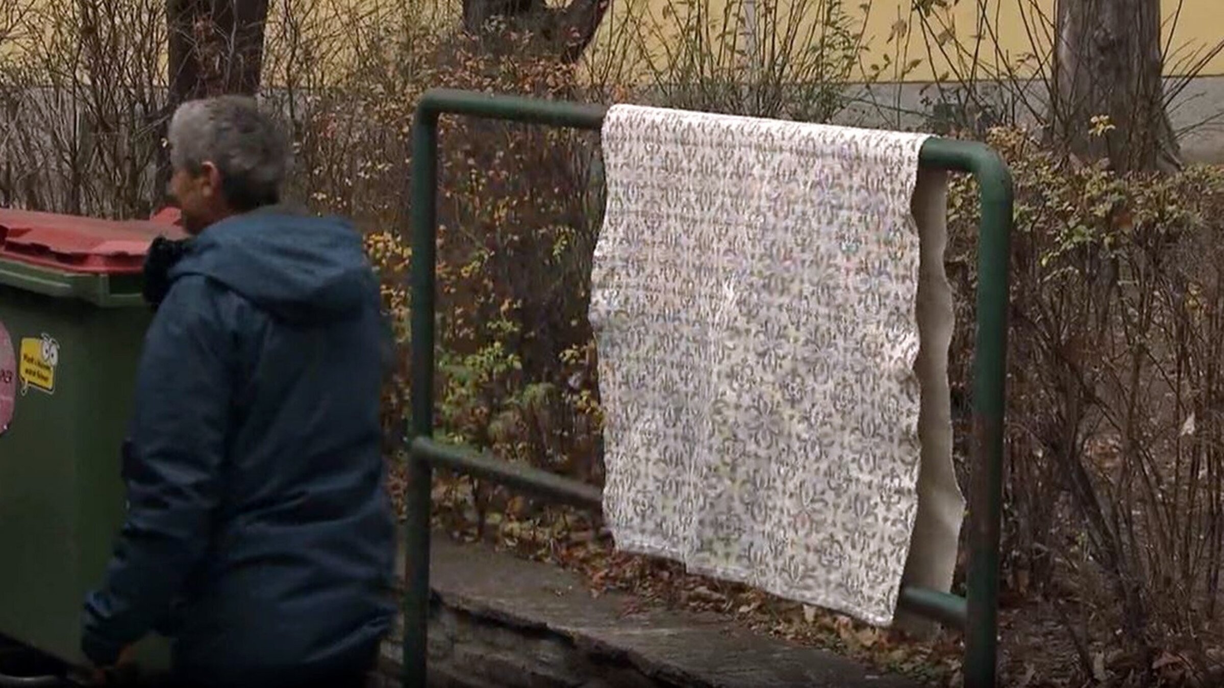 "Das Schicksal der Dinge - Was aus unserem Alltag verschwunden ist": Fast verschwunden ist auch die sogenannte Klopfstange, zum Ausklopfen von Teppichen.