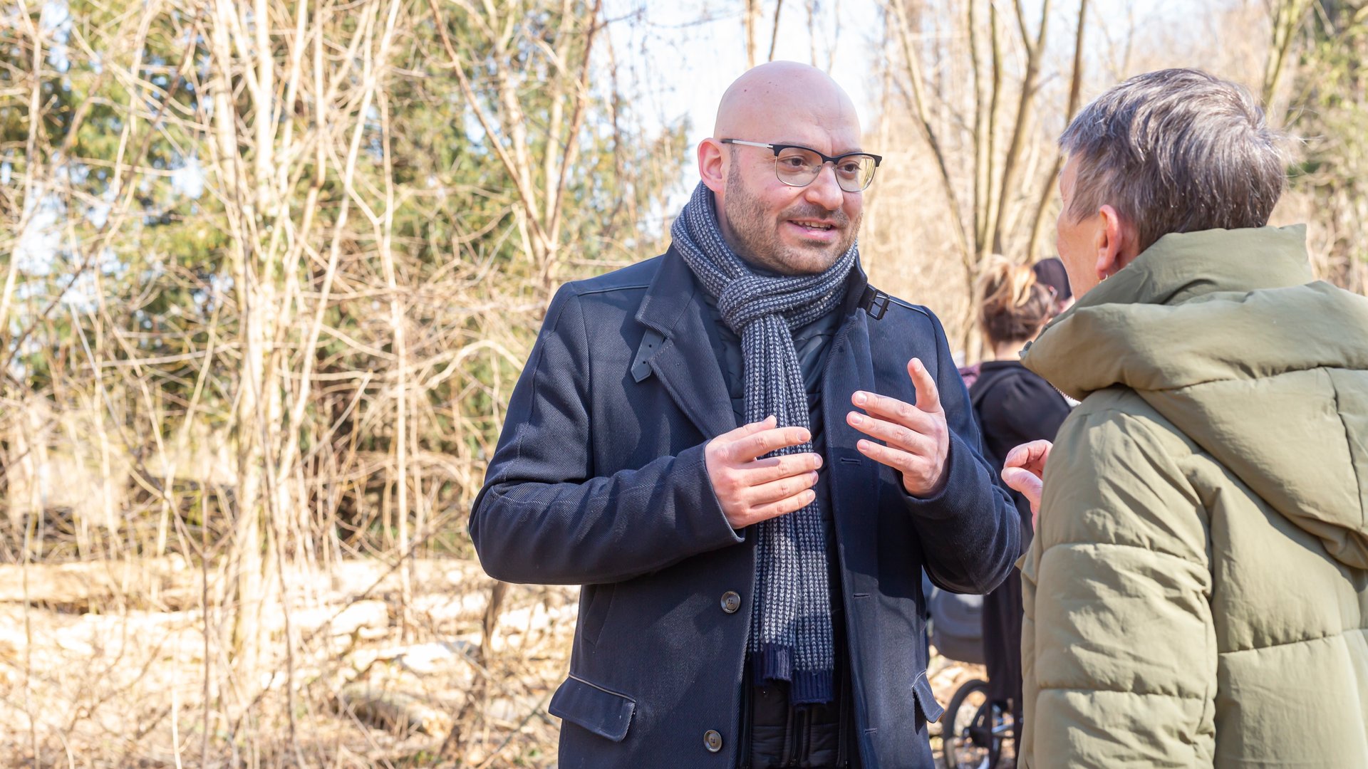 "37° Hass, Hetze, Gewalt - Politiker*innen im Visier": René Wilke im Gespräch mit einer Bürgerin.