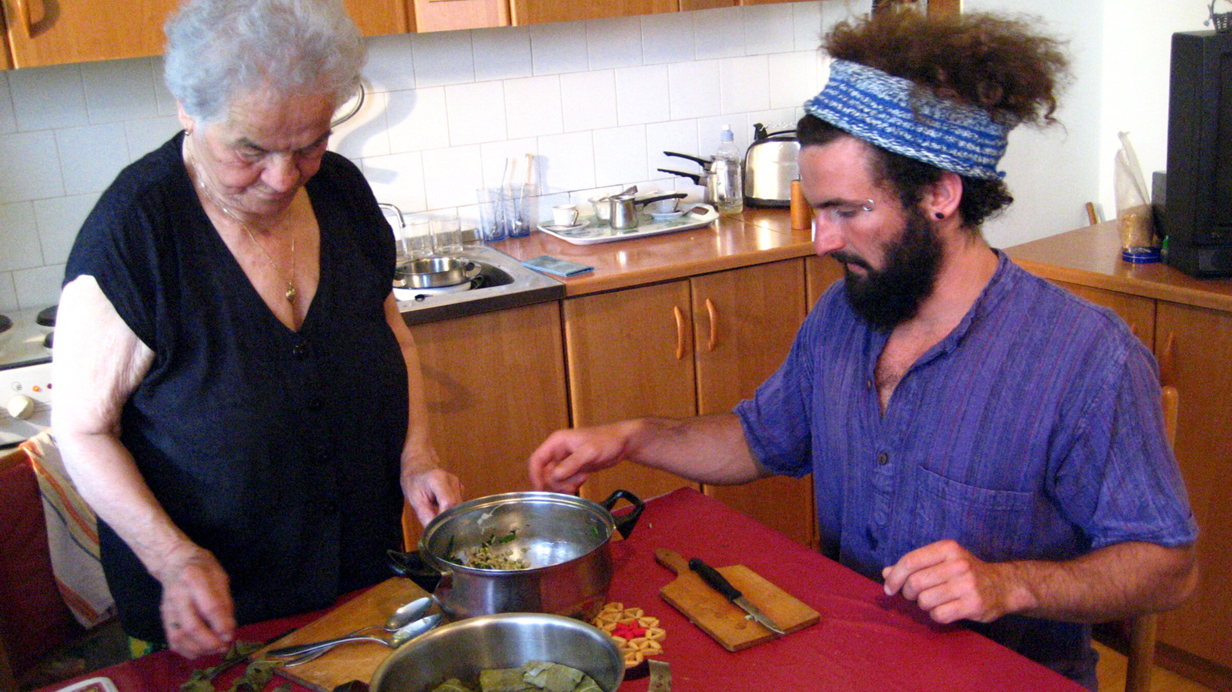 "Zu Tisch in ... der Herzegowina": Damir Ugljen lernt von seiner Oma Dobrila Cavic, wie man Jelan Dolma - gefüllte Weinblätter macht.