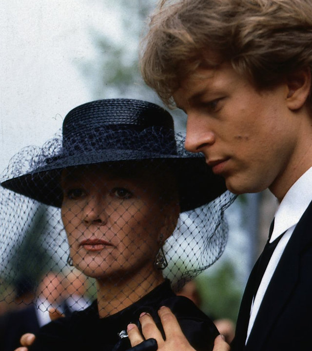 "Das Erbe der Guldenburgs - Die schwarze Rose": Christine Gräfin von Guldenburg (Christiane Hörbiger) und Alexander Graf von Guldenburg (Jochen Horst) trauern um ihren Mann und Vater. Sie tragen beide schwarze Kleidung.