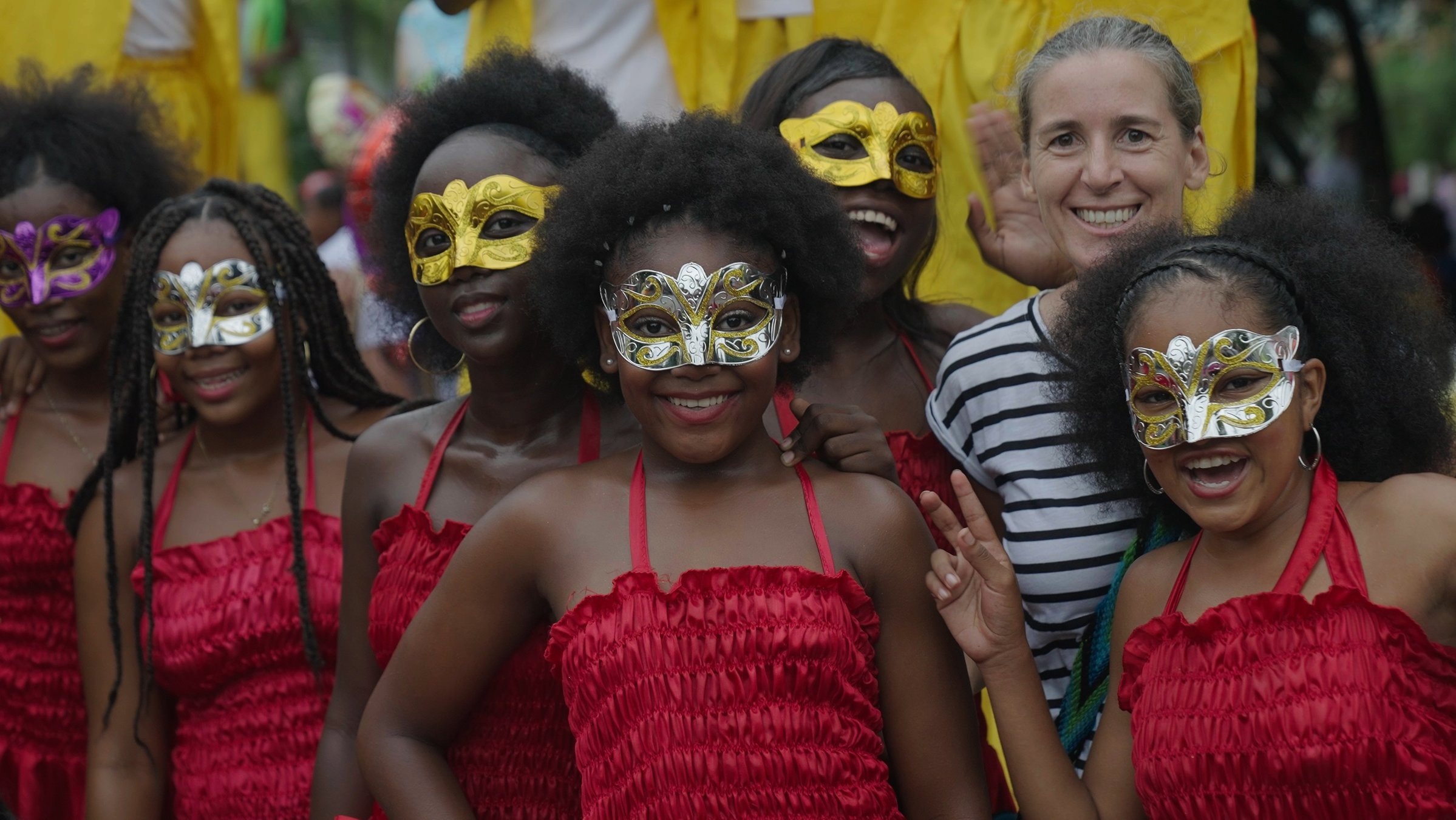 "Gib Frieden eine Chance - Drei Menschen im Einsatz für Verständigung": Ulrike steht neben Jugendlichen aus der Theatergruppe ihres Jugendzentrums.