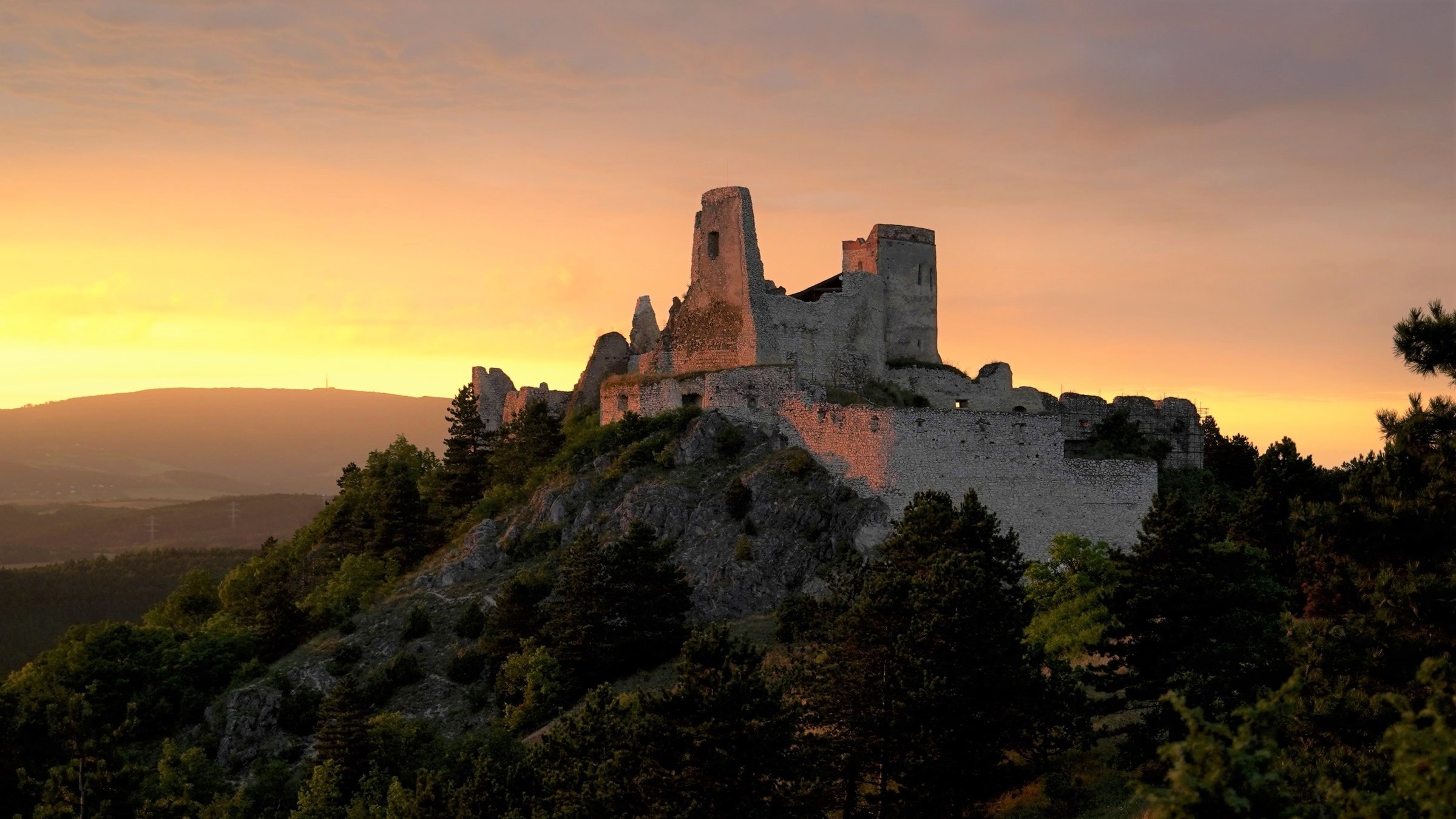 "ZDF-History: Mörderische Frauen - Rätselhafte Fälle der Geschichte": Burgruine auf einem Berg im Sonnenuntergang.