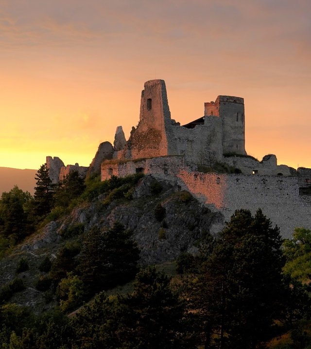 "ZDF-History: Mörderische Frauen - Rätselhafte Fälle der Geschichte": Burgruine auf einem Berg im Sonnenuntergang.
