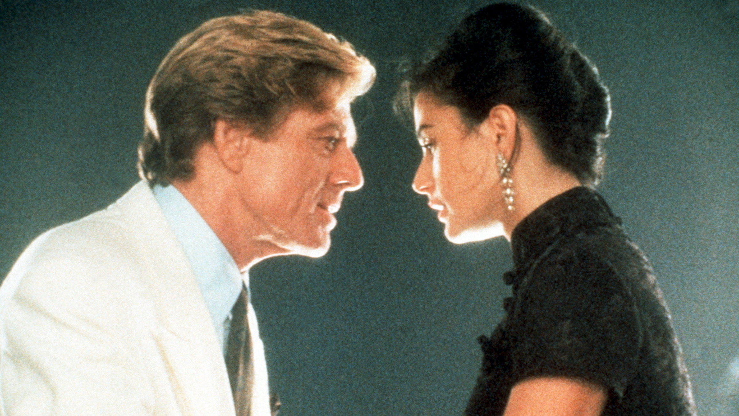"Ein unmoralisches Angebot": John Gage (Robert Redford) sitzt Diana Murphy (Demi Moore) gegenüber und schaut sie verliebt an.