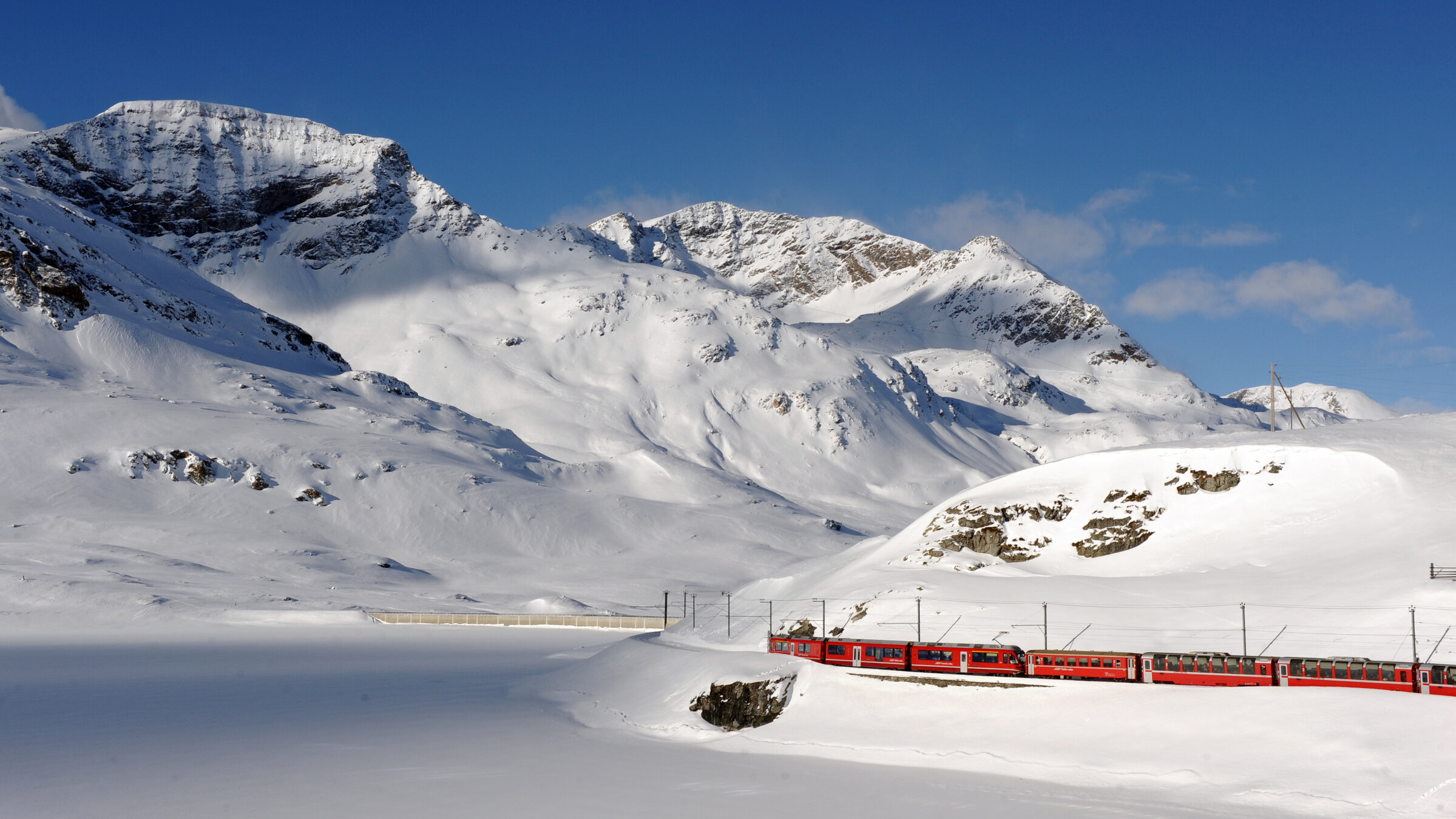 "Die gefährlichsten Bahnstrecken der Welt (1/5) - Der Bernina Express": Bernina Express auf dem Bernina Pass am Lago Bianco.
