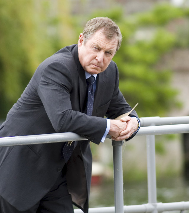 "Inspector Barnaby - Das Tier in dir": DCI Tom Barnaby (John Nettles) ist an ein Geländer gelehnt und sieht nachdenklich aus.