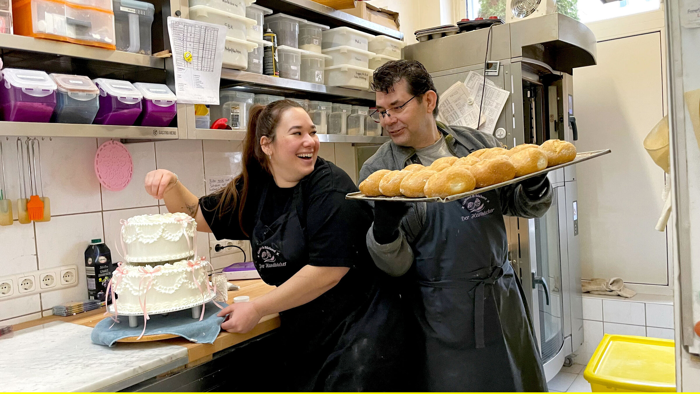 "Die Nordreportage: Handgemacht und heiß begehrt - Backen auf kleinstem Raum": Mit 26 Jahren ist Konditormeistern Aylin die größte Unterstützung für ihren Vater Fuat Yakup in der Backstube.