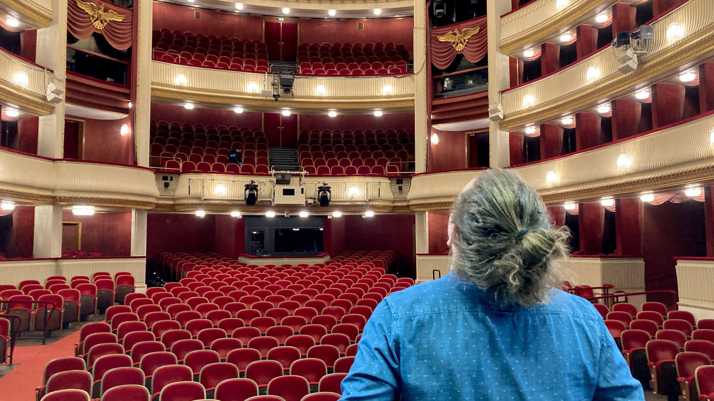 "Kulinarische Abenteuer im Burgtheater ": Burgtheater von der Bühne aus.