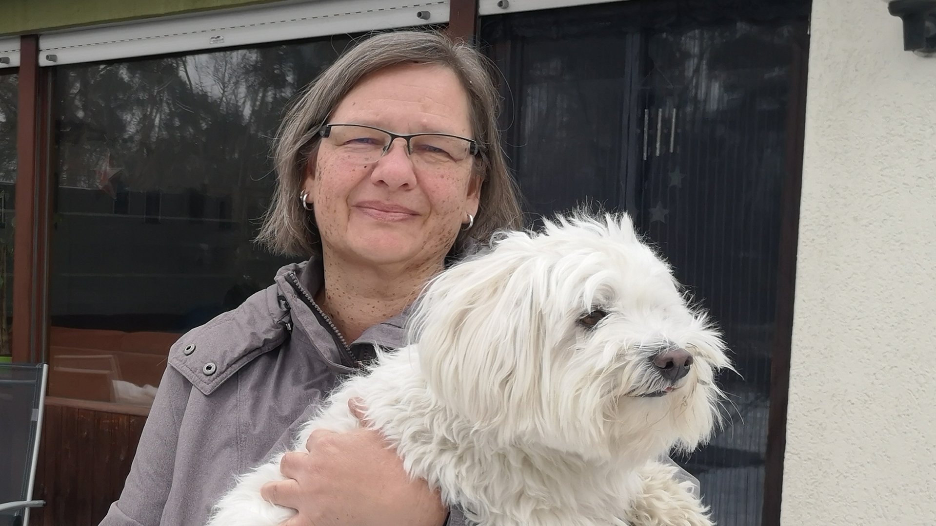 "Terra Xpress: Geliebt und gehasst - unsere Haustiere": Eine Frau hält ihren Hund, einen Malteser, auf dem Arm und schaut lächelnd in die Kamera