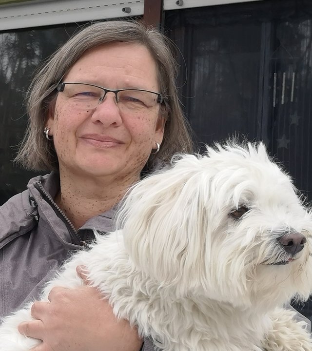 "Terra Xpress: Geliebt und gehasst - unsere Haustiere": Eine Frau hält ihren Hund, einen Malteser, auf dem Arm und schaut lächelnd in die Kamera