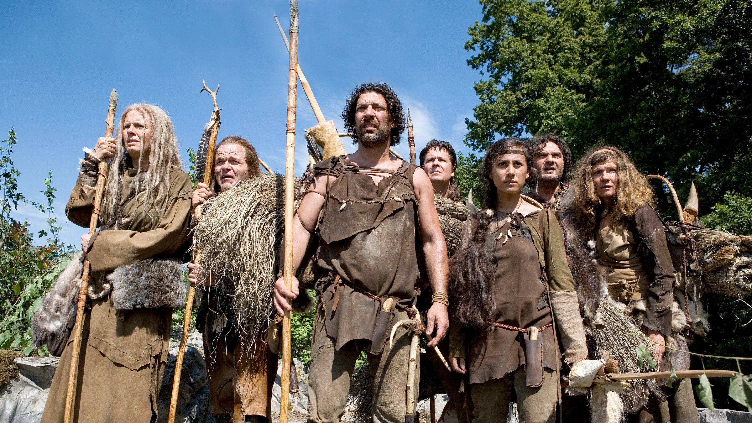 "Die Steintaler - von wegen Homo sapiens (2/12) - Zoff mit Ziege": Gruppenbild (v.li.): Ulli Maier (Avlis), Cornelius Obonya (Guruk), Gregor Bloéb (Meso), Michael Dangl (Retila), Maya Henselek (Alva), Martin Leutgeb (Gulo), Carmen Gratl (Bele).