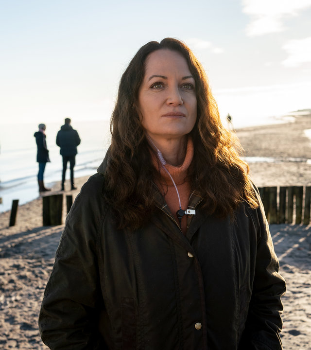"Unter anderen Umständen - Mutterseelenallein": Jana Winter (Natalia Wörner) steht am Strand.