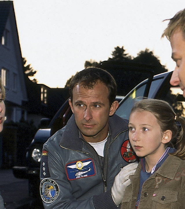 "Die Rettungsflieger - Königskinder": Die Rettungsflieger Sabine (Marlene Marlow), Jens (Nicolas König) und Torsten (Tom Wlaschiha) knien am Boden vor Autos. Zwischen ihnen hockt Mia (Hazel Franke).