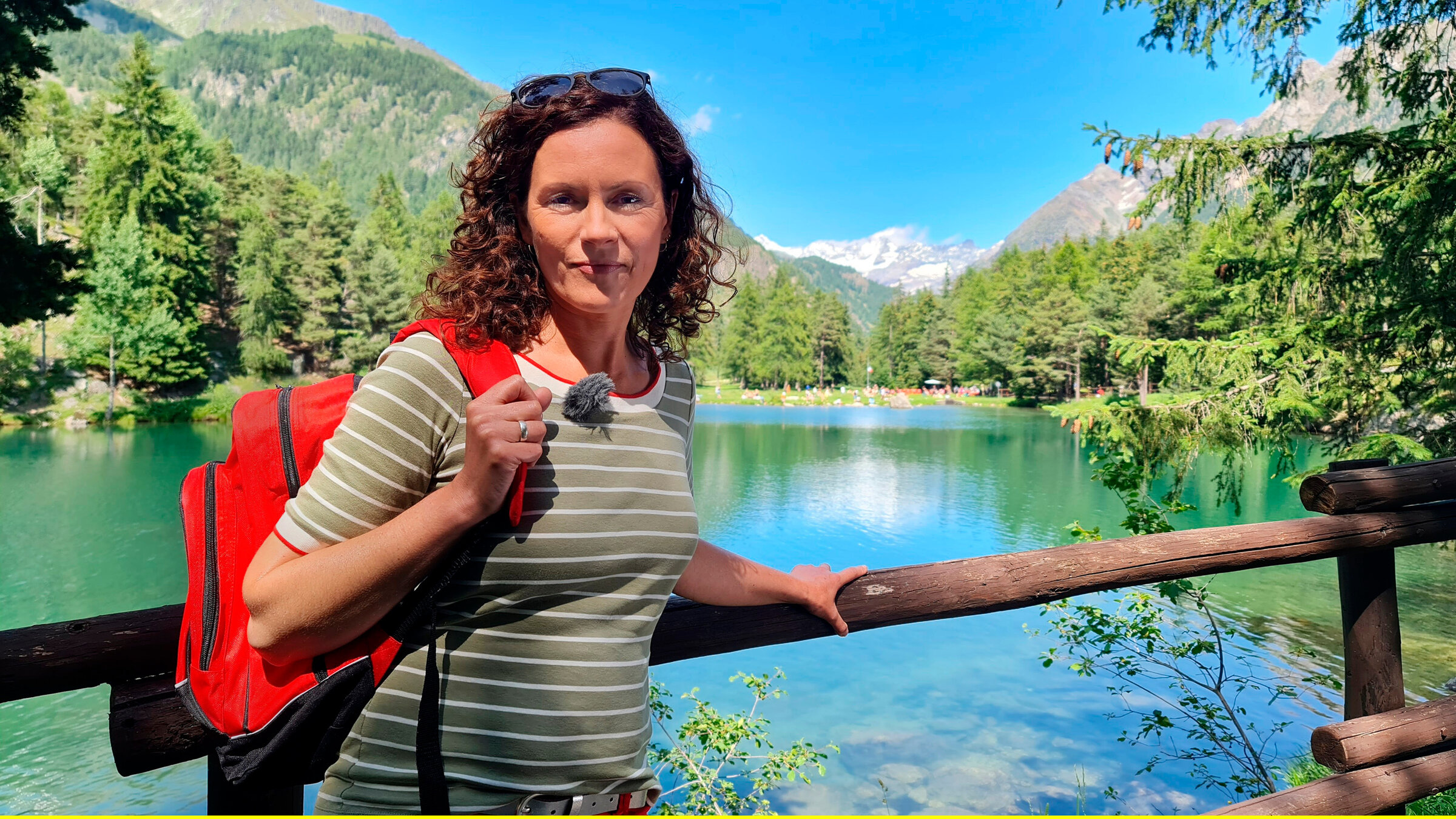 "Vom Mont Blanc ins Aostatal": Moderatorin Anne Wilmes vor dem Lexert in Bionaz, der zu den vielen glasklaren Bergseen des Aostatals gehört.