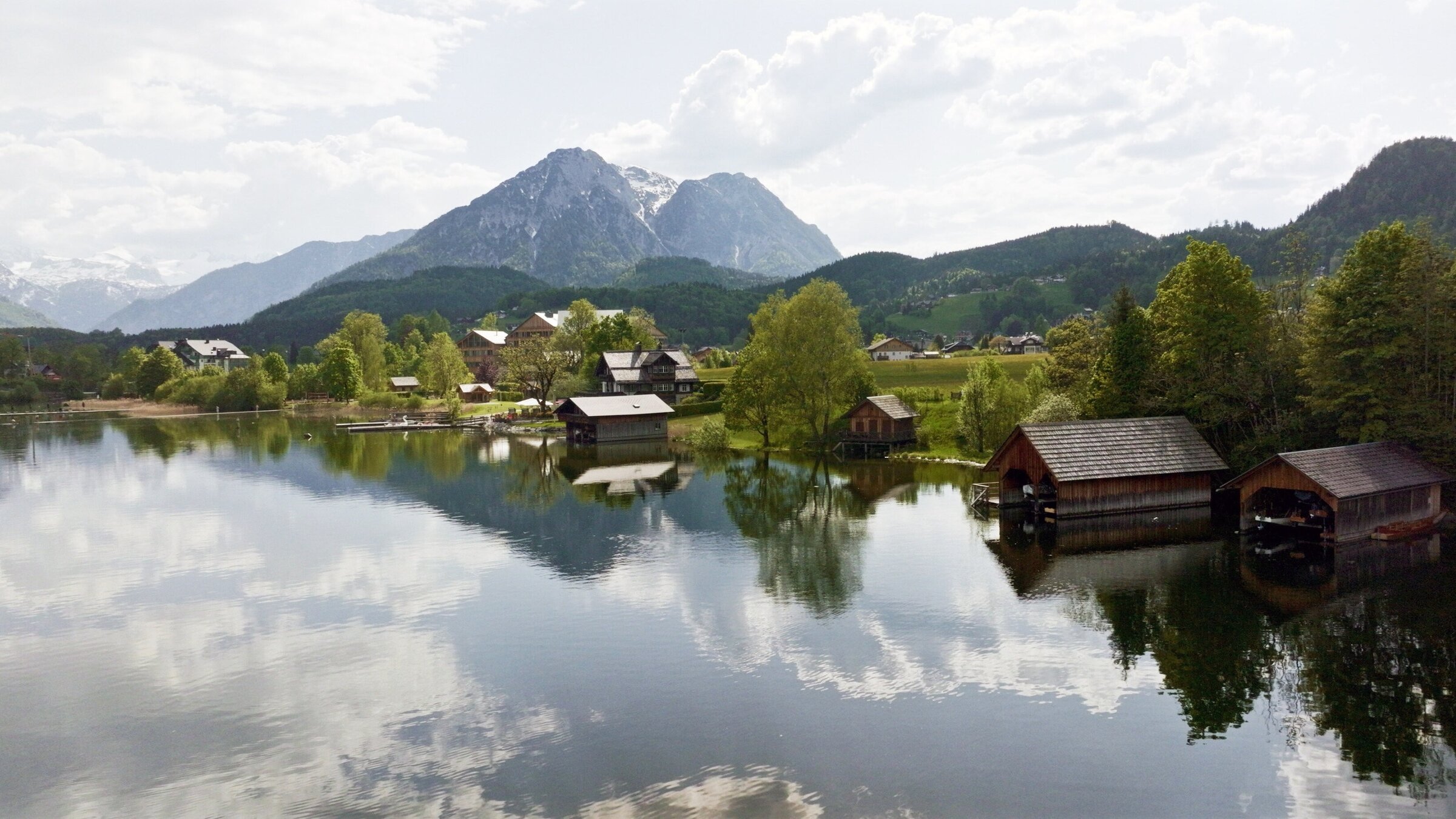 "Malerisches Ausseerland": Bootshütten am Ausseer See.