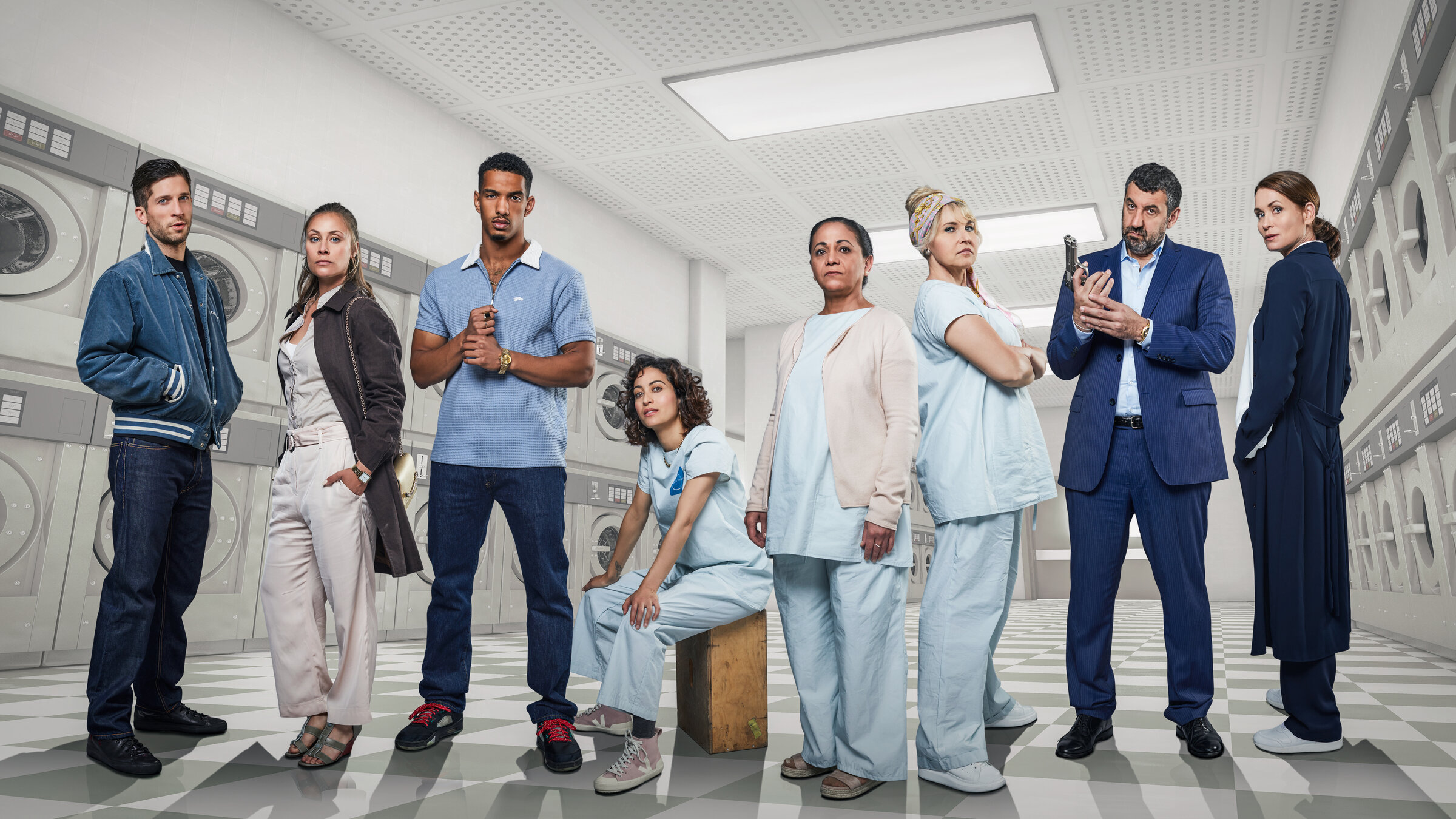 "Der Millionen Raub": Zlatko Petrovic (Slavko Popadić ), Chantal Freese (Sina Tkotsch), Omar Abdallah (Karim Ben Mansur), Malaika Abdallah (Sabrina Amali), Haifa Abdallah (Inaam Wali-Al Battat), Dunja Petrovic (Anica Dobra), Artur Gorki (Raymond Tarabay) und Alice König (Anja Kling) stehen nebeneinander und schauen in die Kamera.