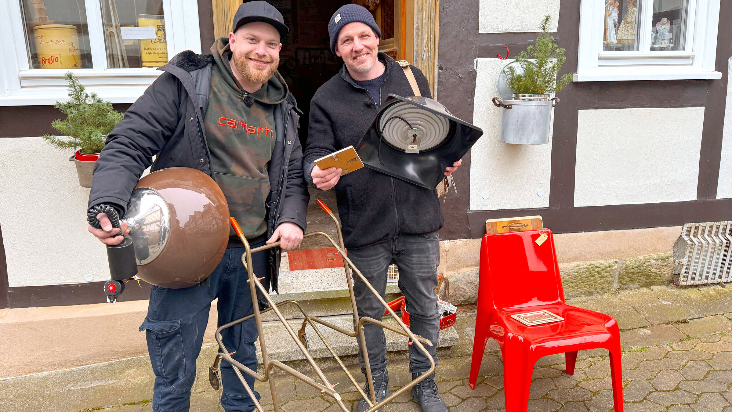 "Die Nordreportage: Zwischen Pop-up-Store und Psychiatrie": Krankenpfleger Marius Jacobi und Sascha Heise besuchen nach Feierabend Haushaltsauflösungen und Sammler, immer auf der Suche nach Fundstücken für ihre Vintage-Möbelfirma.