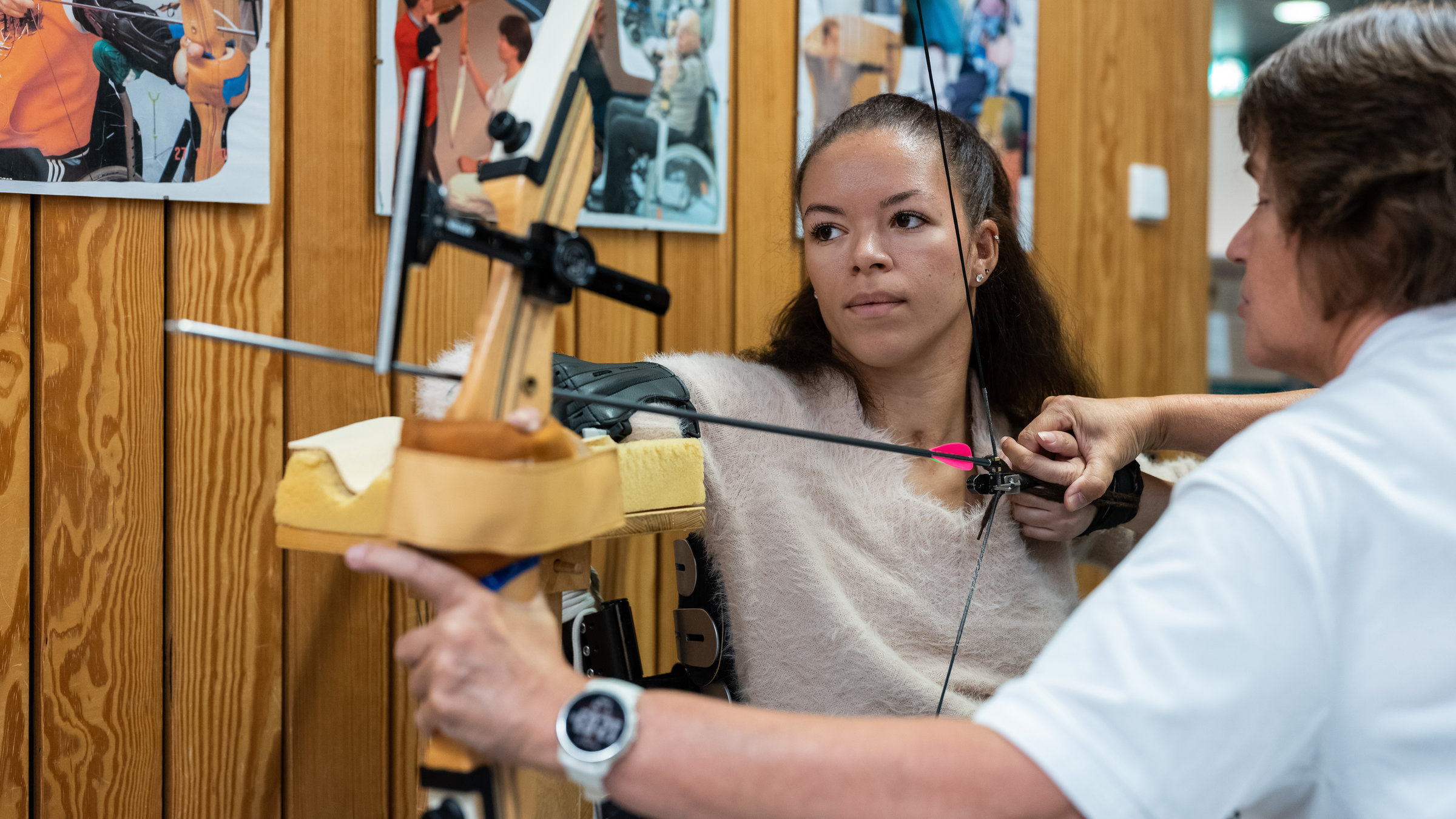 "Elisas neues Leben - Eine Leistungssportlerin gibt nicht auf": Elisa beim therapeutischen Bogenschießen im Unfallkrankenhaus Berlin mit der Übungsleiterin Diane