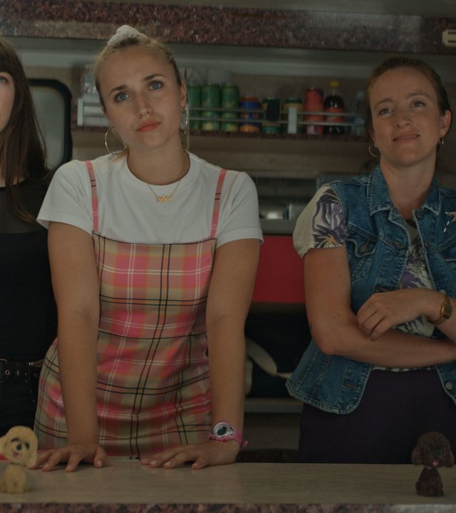 "Derby Girl": Harry Pod''Couilles (Yilin Yang), Absinthe-ni-touche (Suzanne de Baeque), Lola Bouvier (Chloé Jouannet), Booby Mercury (Allison Chassagne) und Marie-Josée (Salomé Diénis Meulien) stehen nebeneinander in einem Food-Truck und schauen herausfordernd auf ihr Gegenüber.