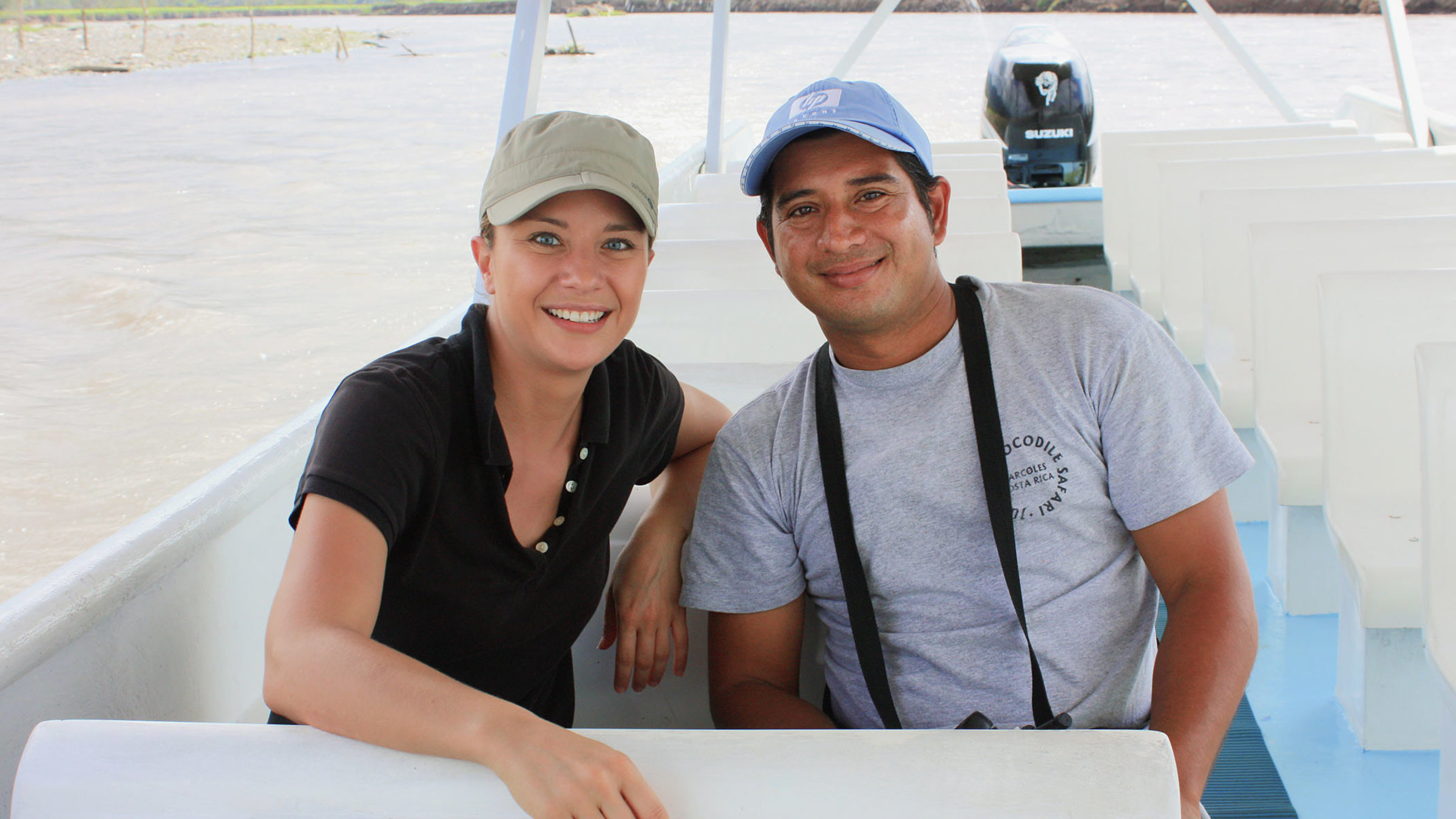 "unterwegs: Costa Rica - Urwald, Kaffee und Krokodile": Wasiliki Goutziomitros mit Safari-Guide Wilky Izabà Segura.