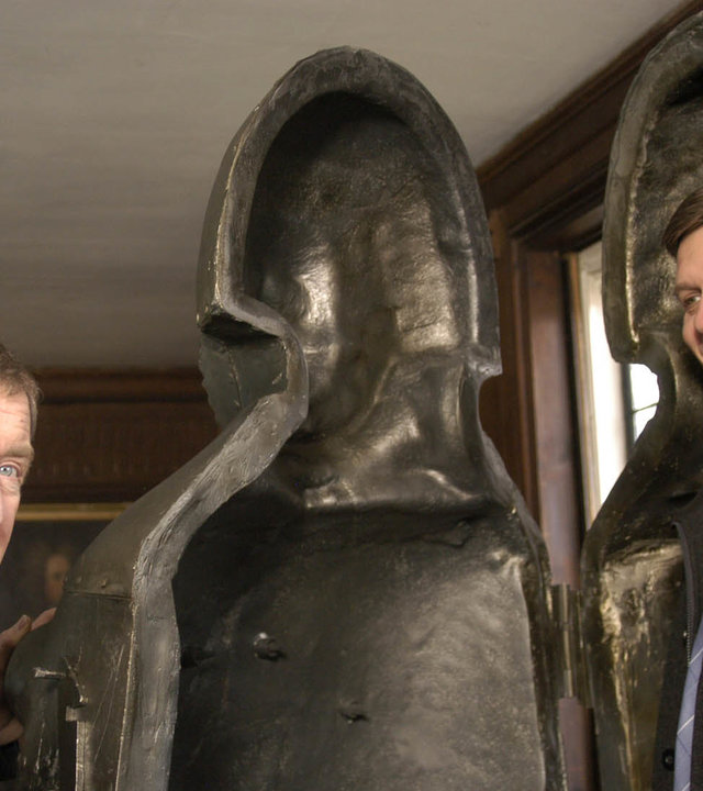 "Inspector Barnaby - Die Untoten von Barton Woods": DCI Tom Barnaby (John Nettles) steht vor DS Ben Jones (Jason Hughes), der in einer eisernen Jungfrau steht und seinen Chef angrinst.