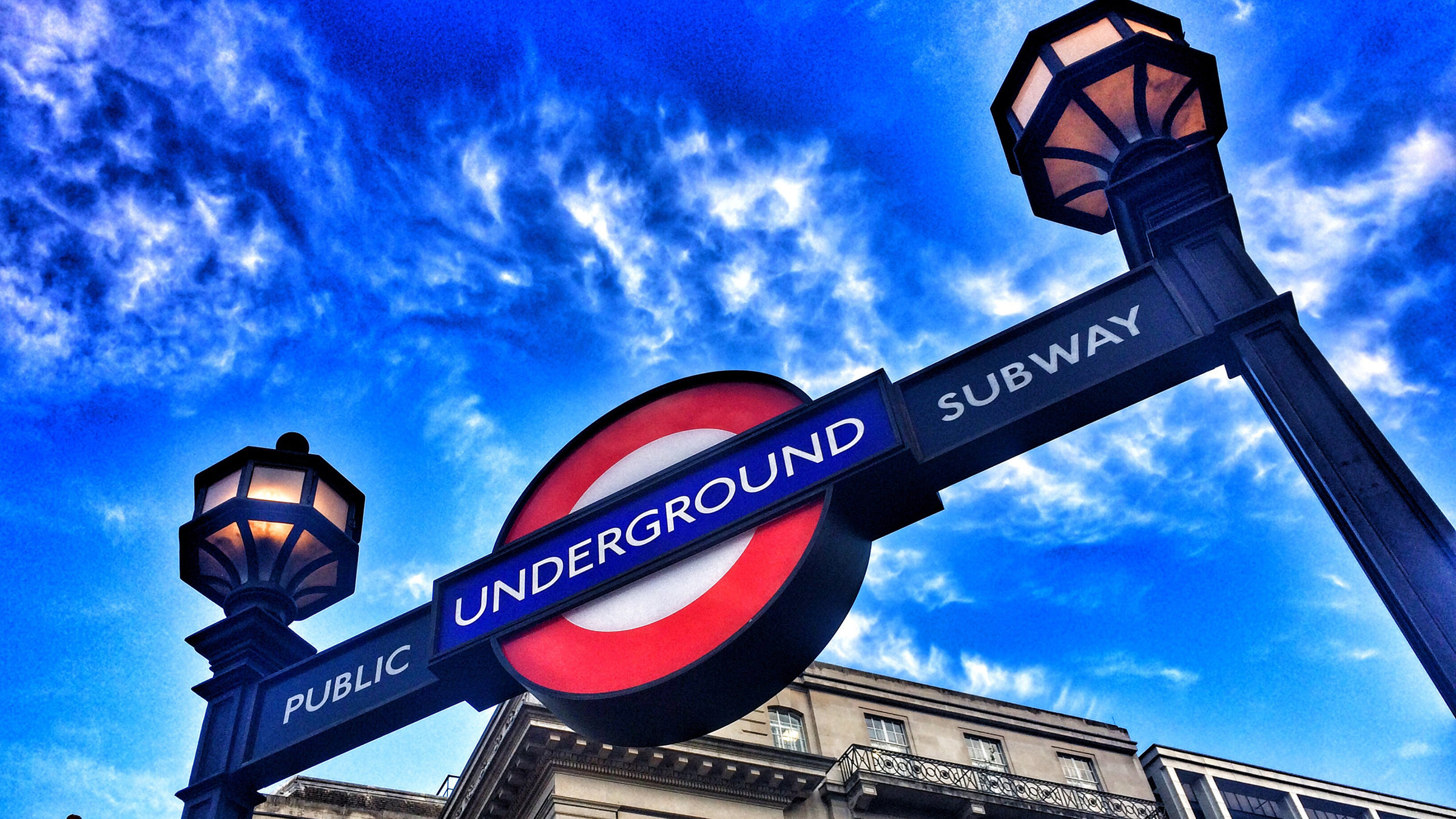 "London, da will ich hin!" - Stilikone: das Logo der Londoner Untergrundbahn.