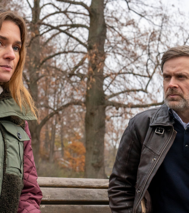 "Letzte Spur Berlin - Unentschieden": Lucy Elbe (Josephin Busch) und ihr Vater Jochen Nowak (Matthias Matschke) sitzen distanziert voneinander auf einer Parkbank. Lucy Elbe schaut missmutig, während ihr Vater Jochen Nowak sie erwartungsvoll anblickt.