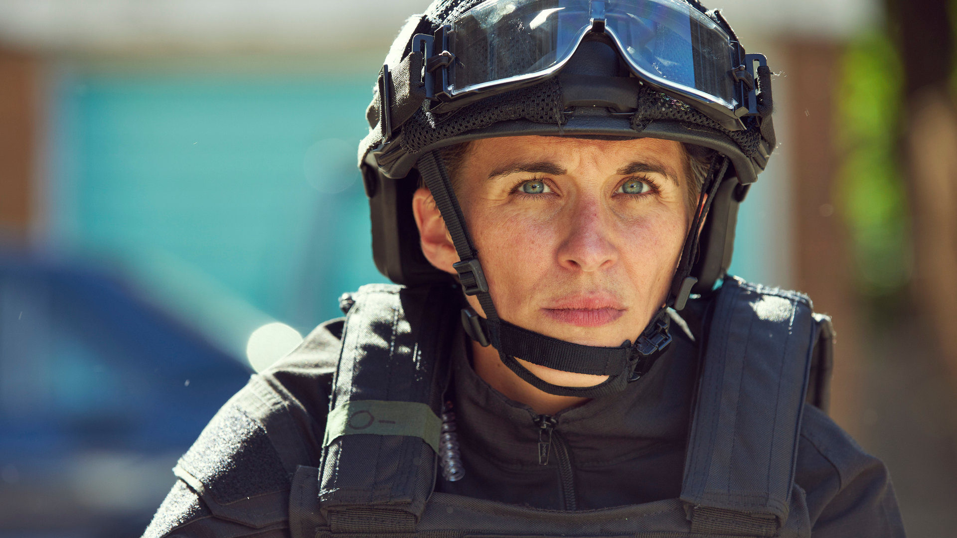 "Trigger Point - Entschärfer": Nahaufnahme von Lana Washington (Vicky McClure) in Helm und Schutzkleidung.