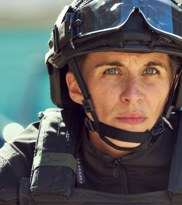"Trigger Point - Entschärfer": Nahaufnahme von Lana Washington (Vicky McClure) in Helm und Schutzkleidung.