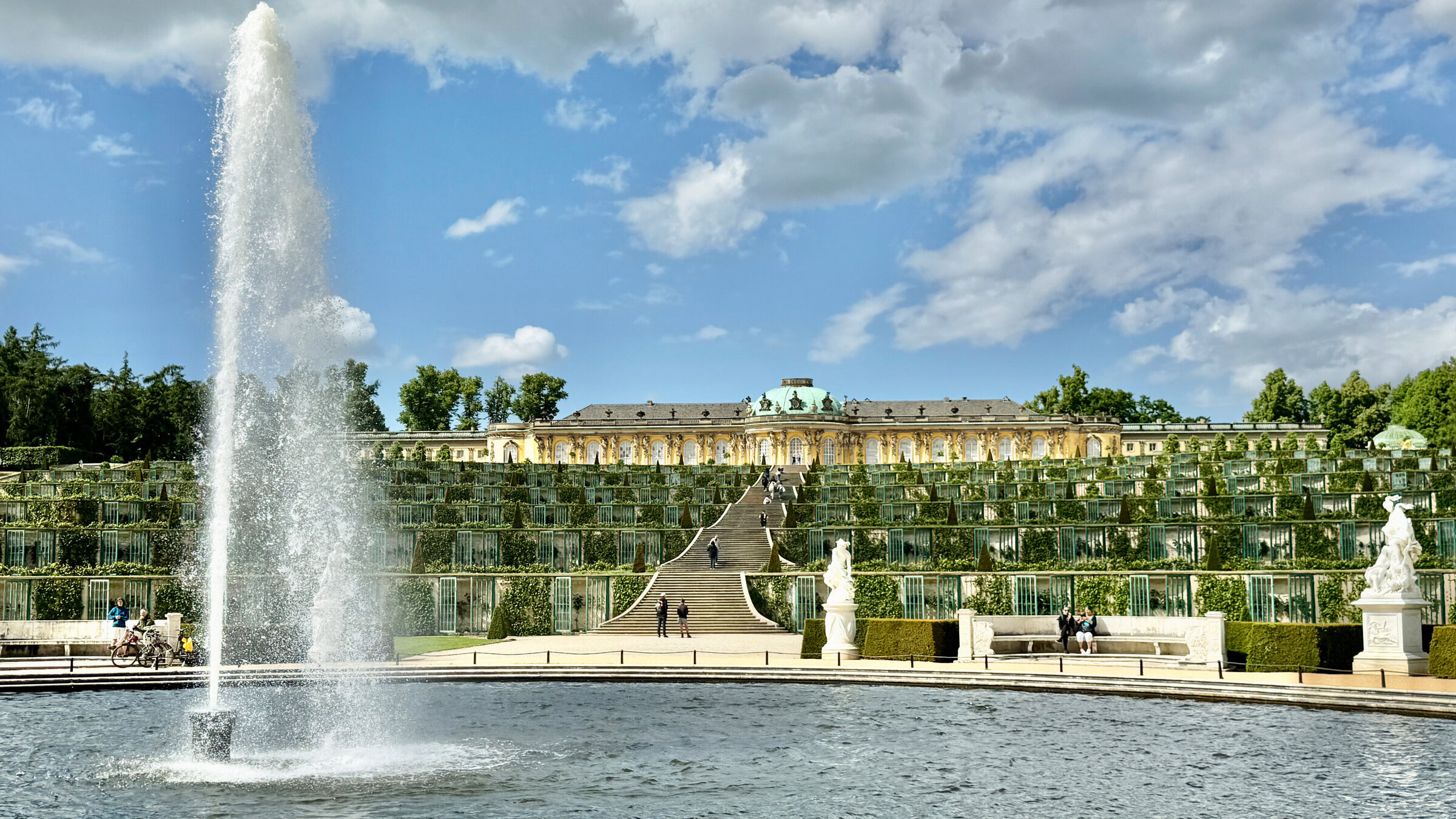 "Königliche Gärten - Schloss Sanssouci": Schloss Sanssouci : Brunnen mit Fontänen sind ein wichtiges Gestaltungselement barocker Gärten.