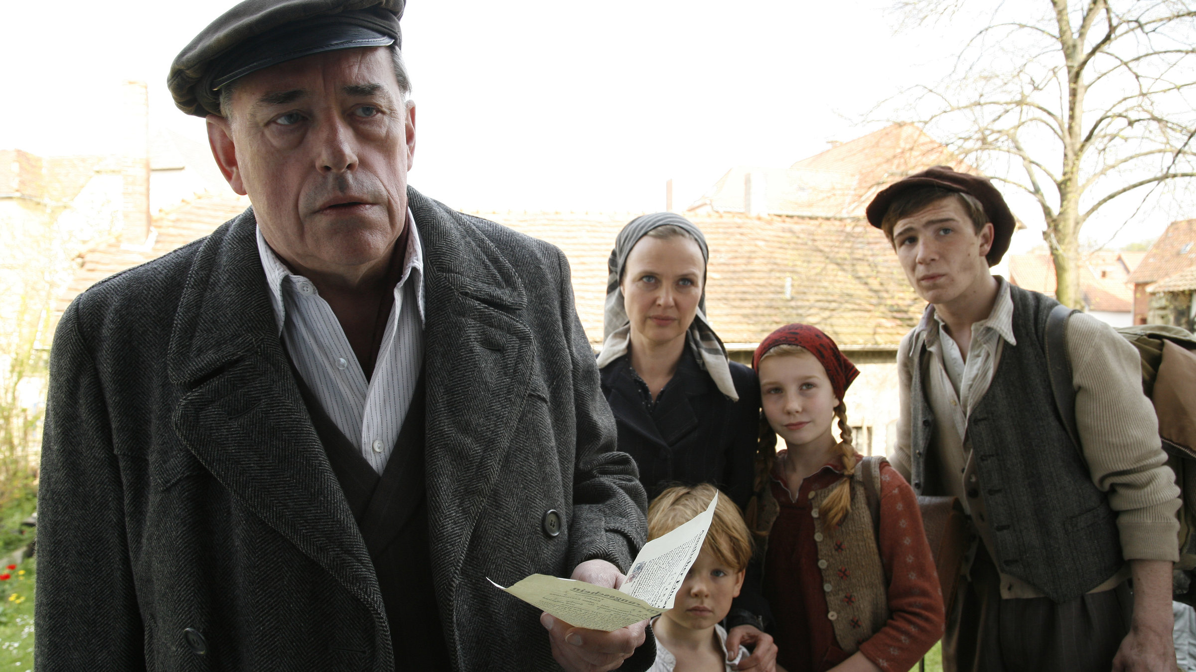 "Ein Dorf schweigt": Der Bürgermeister Harald Rinn (Wilfried Dziallas, vorne) bringt Johanna Dawe (Katharina Böhm) und ihre Kinder Ulrike (Kara McSorely) und Fritzchen (Amon Wendel) sowie den Jugendlichen Heinz Zeidlitz (Frederick Lau) bei seiner Schwester unter.