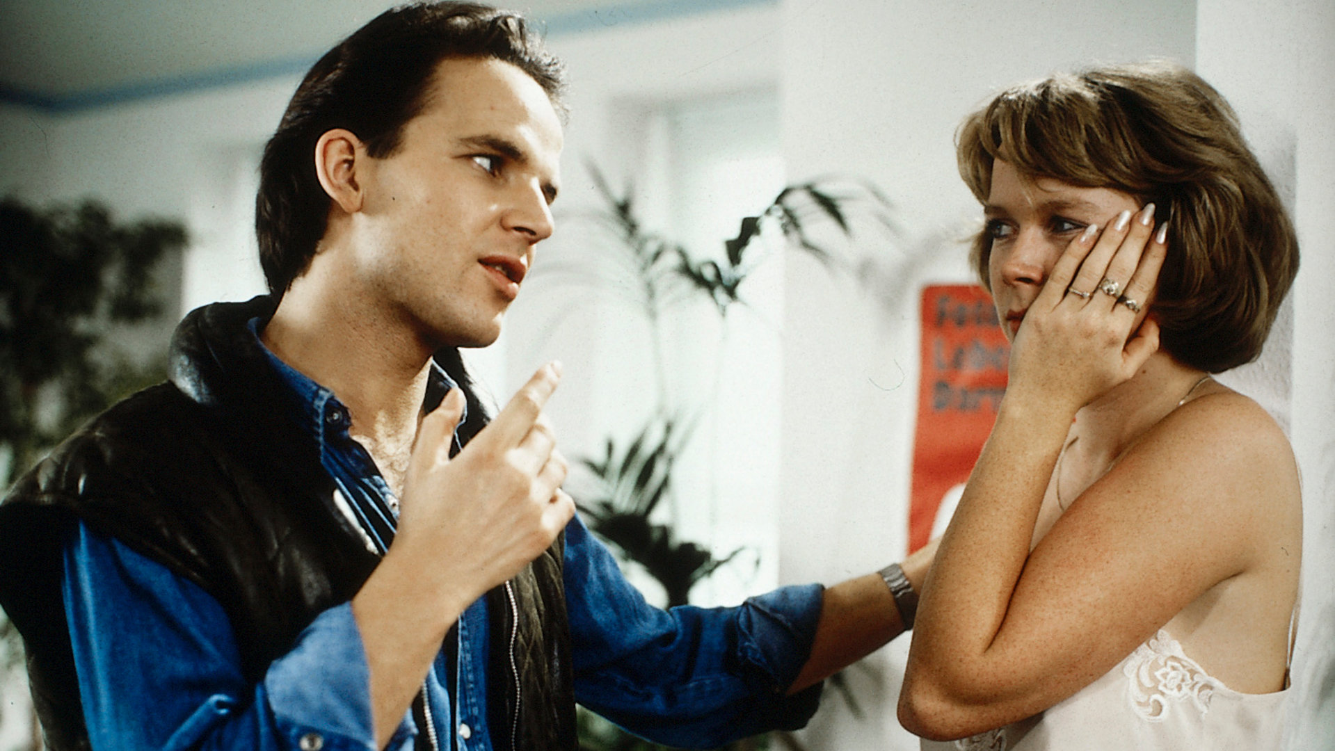 "Die Drombuschs - Prüfung für zwei": Chris (Mick Werup) steht mit erhobener Hand Tina (Marion Kracht) gegenüber, die sich entsetzt ihre linke Wange hält.