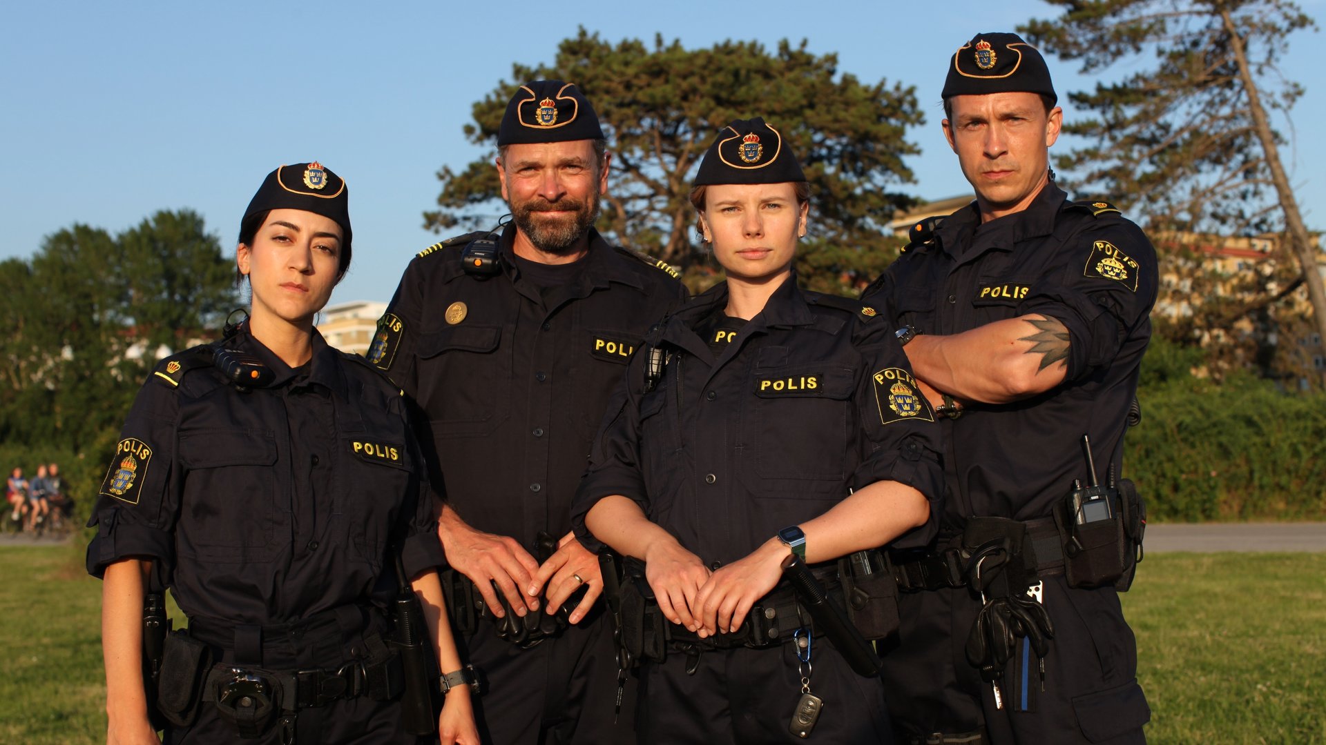 "Thin Blue Line - Lichtblick": Leah (Gizem Erdogan), Jesse (Per Lasson), Sara (Amanda Jansson) und Magnus (Oscar Töringe) stehen nebeneinander auf einer Wiese und schauen ernst drein.