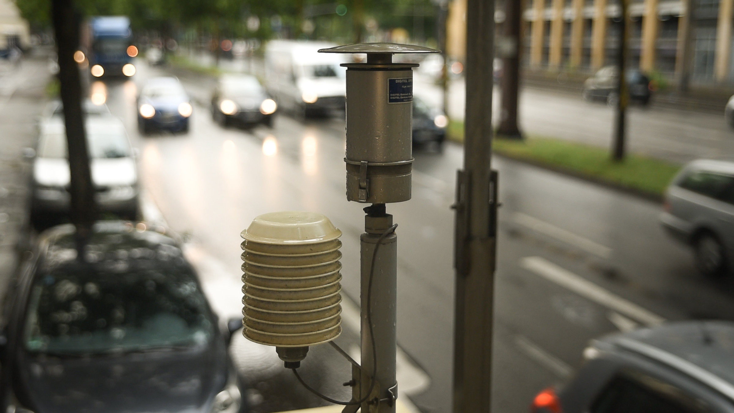 "planet e.: Gifte, Daten, Risiken: Wie Grenzwerte gemacht werden": Blick auf eine Messstation an einer Straße.