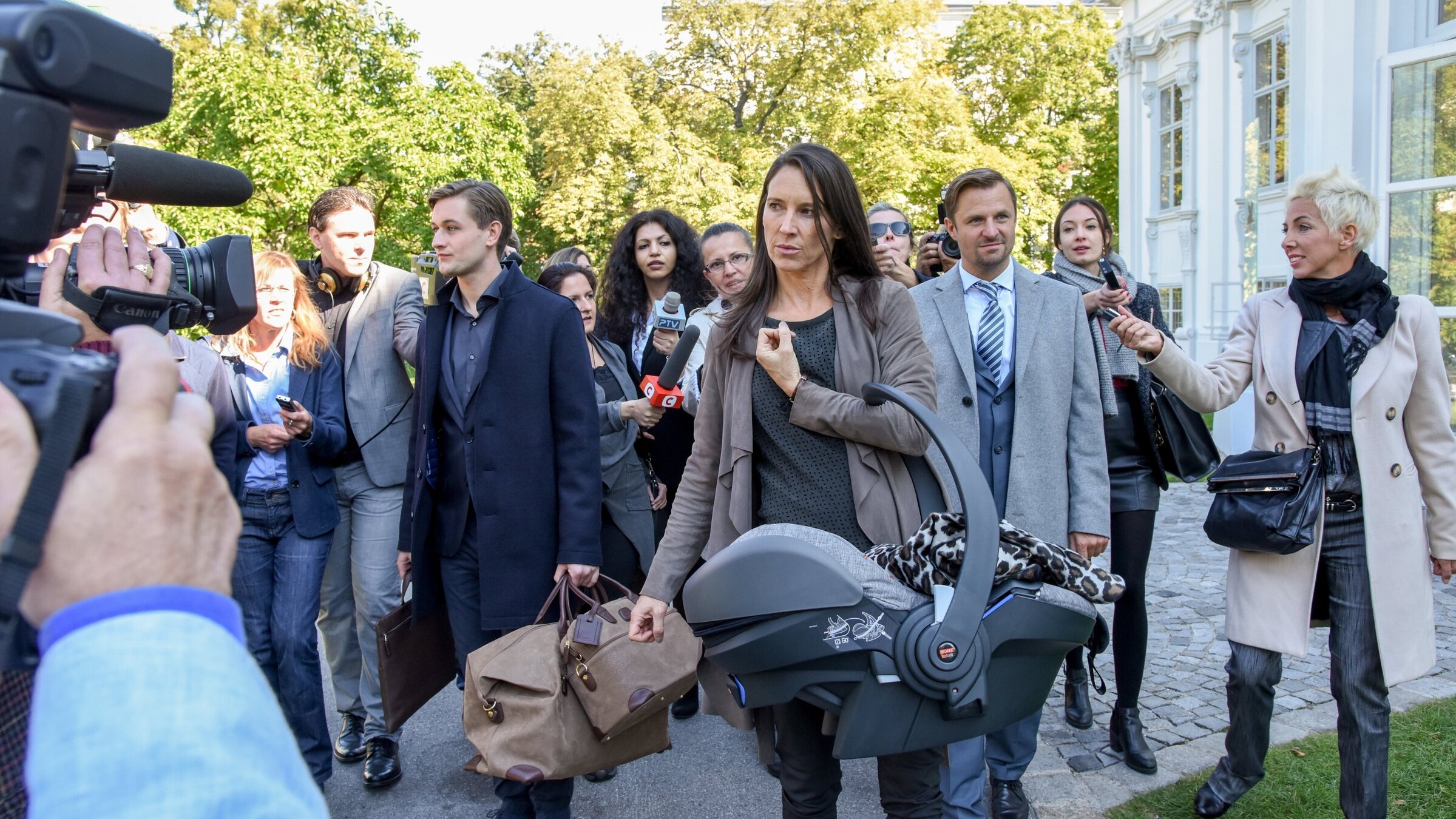 "Vorstadtweiber II (6/10)": Maria Köstlinger (Waltraud Steinberg), Philipp Hochmair (Joachim Schnitzler).