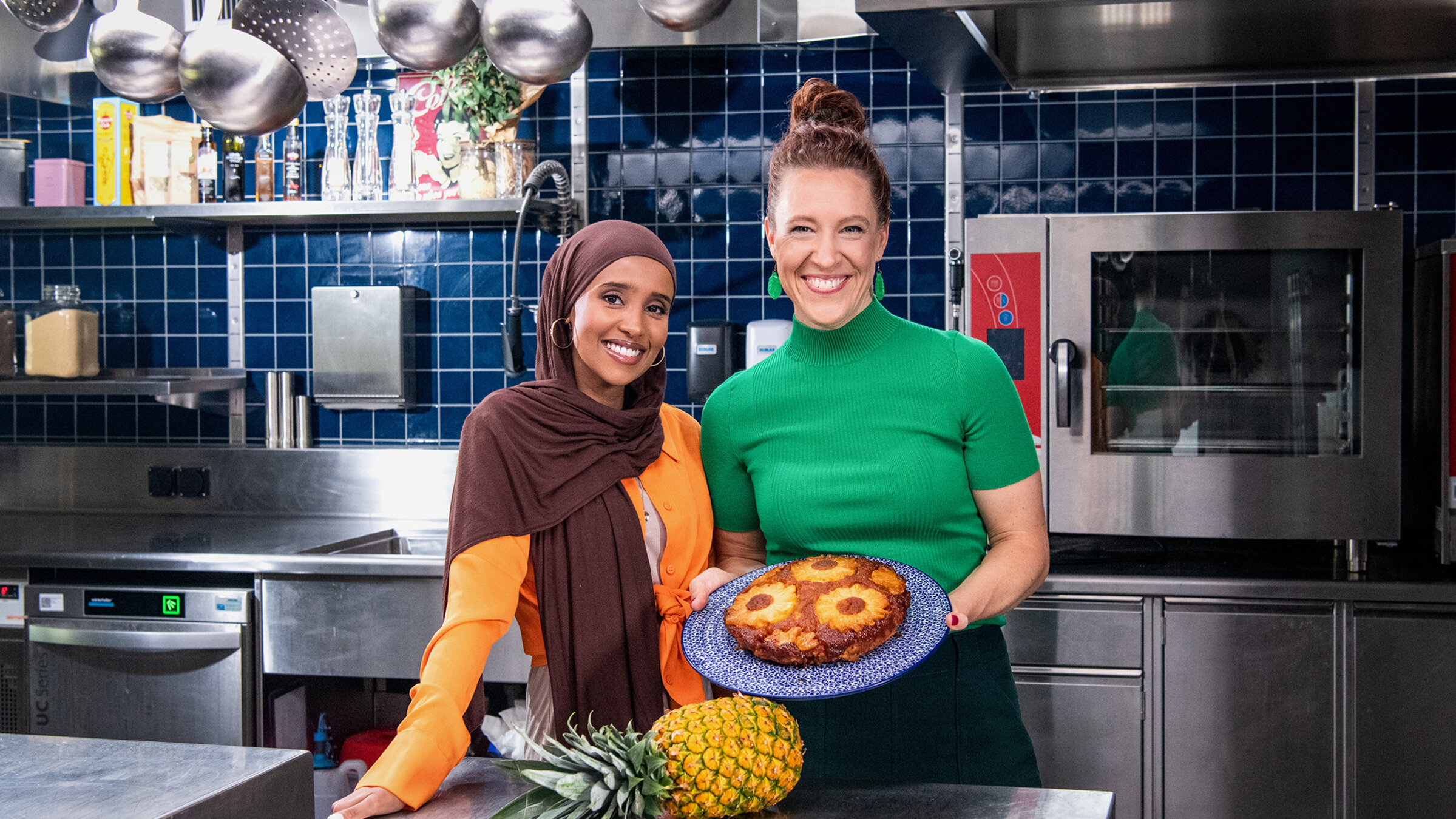 "Fromme Törtchen - Zwischen Teig & Tradition - Ananaskuchen aus Somalia": Hanan Osman und Nicole Freudiger.