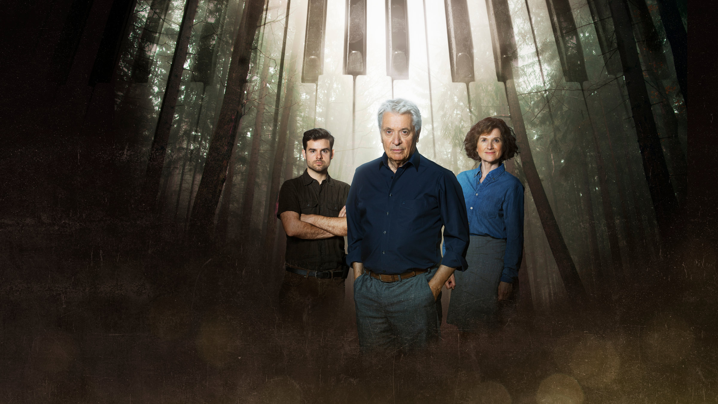 "Das Licht in einem dunklen Haus": Jan Kettler (Lucas Reiber), Johannes Fischer (Henry Hübchen), Konstanze Satorius (Victoria Trauttmansdorff) stehen auf einer Lichtung im Wald.