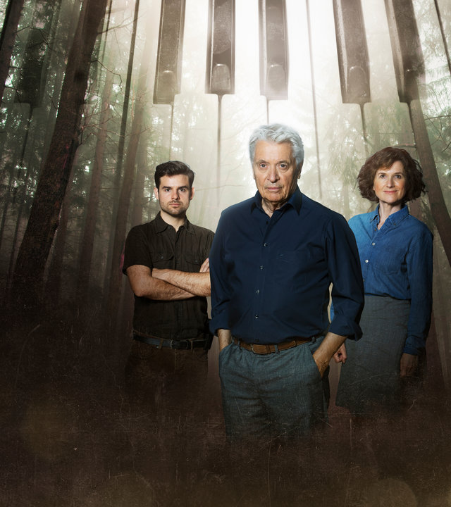 "Das Licht in einem dunklen Haus": Jan Kettler (Lucas Reiber), Johannes Fischer (Henry Hübchen), Konstanze Satorius (Victoria Trauttmansdorff) stehen auf einer Lichtung im Wald.