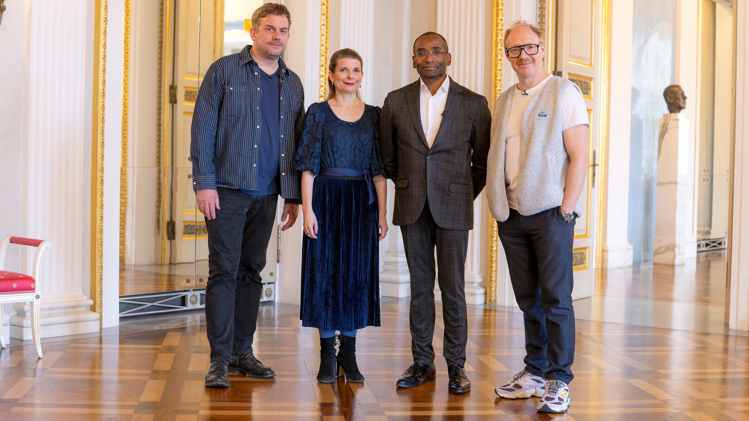 "Bezzel & Schwarz - Die Grenzgänger - In der Bayerischen Staatsoper": Von links: Sebastian Bezzel, Claudia Küster (Leiterin Betriebsbüro), Charles Maxwell (Vorderhausmanager) und Simon Schwarz.