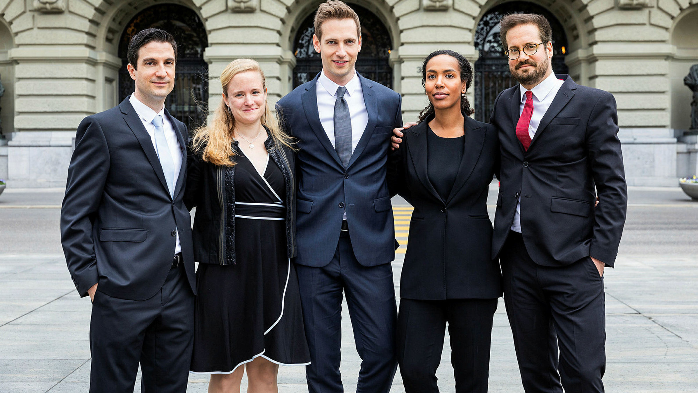 "Die jungen Diplomaten (1 bis 5)": Feierliche Diplomübergabe im EDA im Bundeshaus: Jonas Belina, Cristina Verones, Alexander Schärer, Samira Cizero, Jean-Babtiste Délèze.