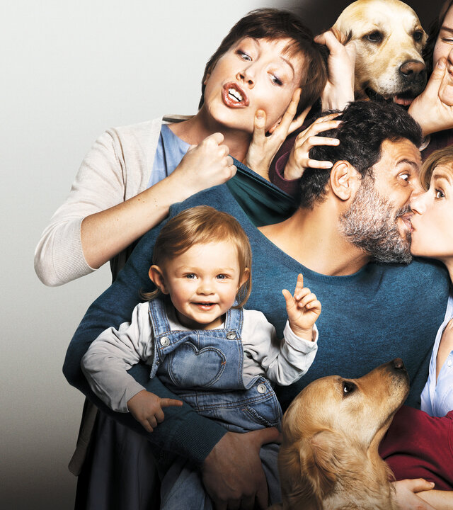 "Glücklich geschieden - Mama gegen Papa 2": Plakatmotiv mit Abbildung von Vincent (Laurent Lafitte), Florence (Marina Foïs), Bénédicte (Sara Giraudeau), Edouard (Jonathan Cohen), Mathias (Alexandre Desrousseaux), Emma (Anna Lemarchand), Julien (Achille Potier), Charlotte (Alice Saignes/Louise Saignes) und zwei Golden Retrievern, die allesamt in einer Bildhälfte vor weißem, schattigem Hintergrund miteinander verknäult sind, wobei Vincent und Florence inmitten der anderen zu einem Kuss zusammengepresst werden.