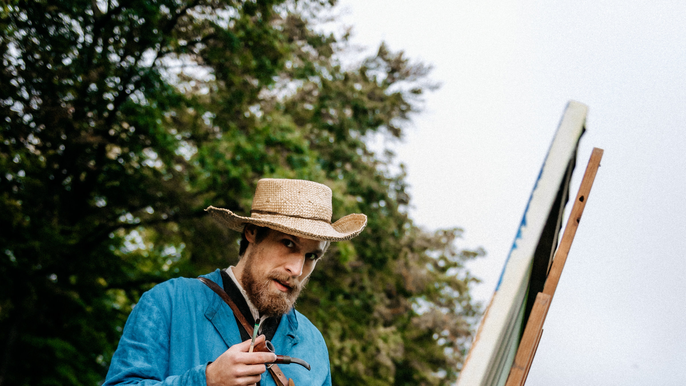 "Terra X: Giganten der Kunst - van Gogh": Spielszene: Vincent van Gogh (Jakob Tögel) steht auf einer Wiese vor seiner Staffelei.