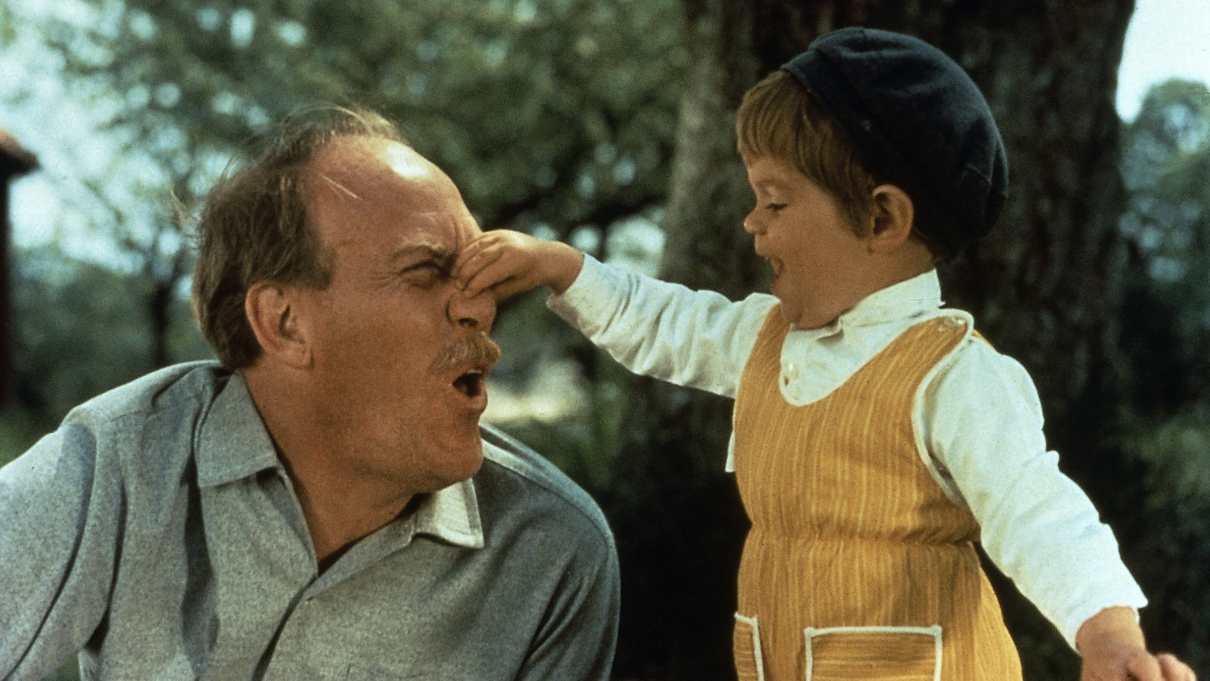 "Ferien auf Saltkrokan - Die Seeräuber": Skrollan (Kajsa Dandenell) zwickt Melcher lachend (Torsten Lilliecrona) in die Nase.