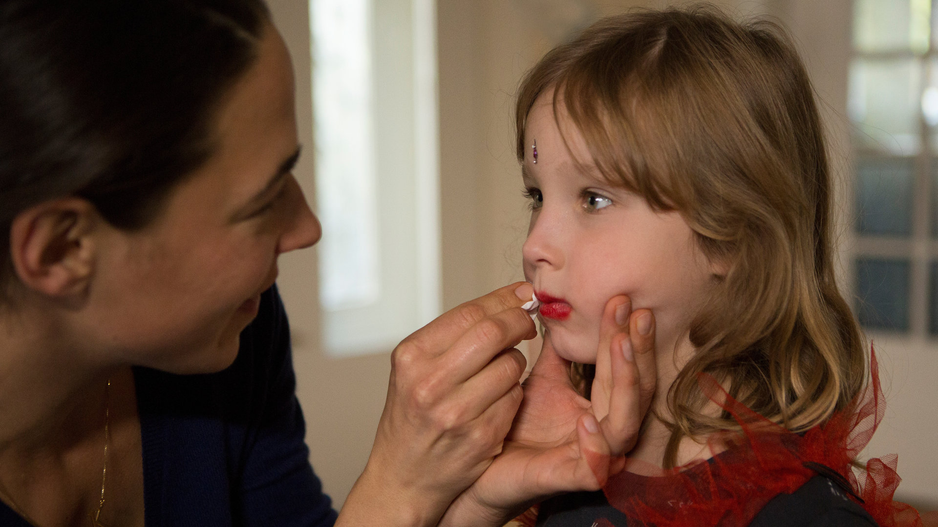 "SAFE - Episode 1": Katinka (Judith Bohle) und Ronja (Lotte Shirin Keiling) stehen nebeneinander und reden. Katinka wischt mit einem Taschentuch Lippenstift von Ronjas Lippen.