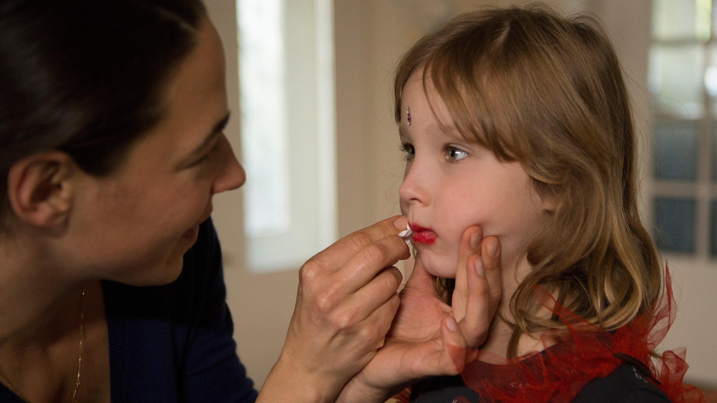 "SAFE - Episode 1": Katinka (Judith Bohle) und Ronja (Lotte Shirin Keiling) stehen nebeneinander und reden. Katinka wischt mit einem Taschentuch Lippenstift von Ronjas Lippen.