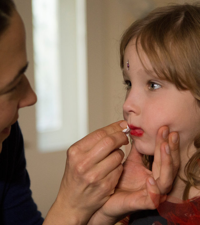 "SAFE - Episode 1": Katinka (Judith Bohle) und Ronja (Lotte Shirin Keiling) stehen nebeneinander und reden. Katinka wischt mit einem Taschentuch Lippenstift von Ronjas Lippen.