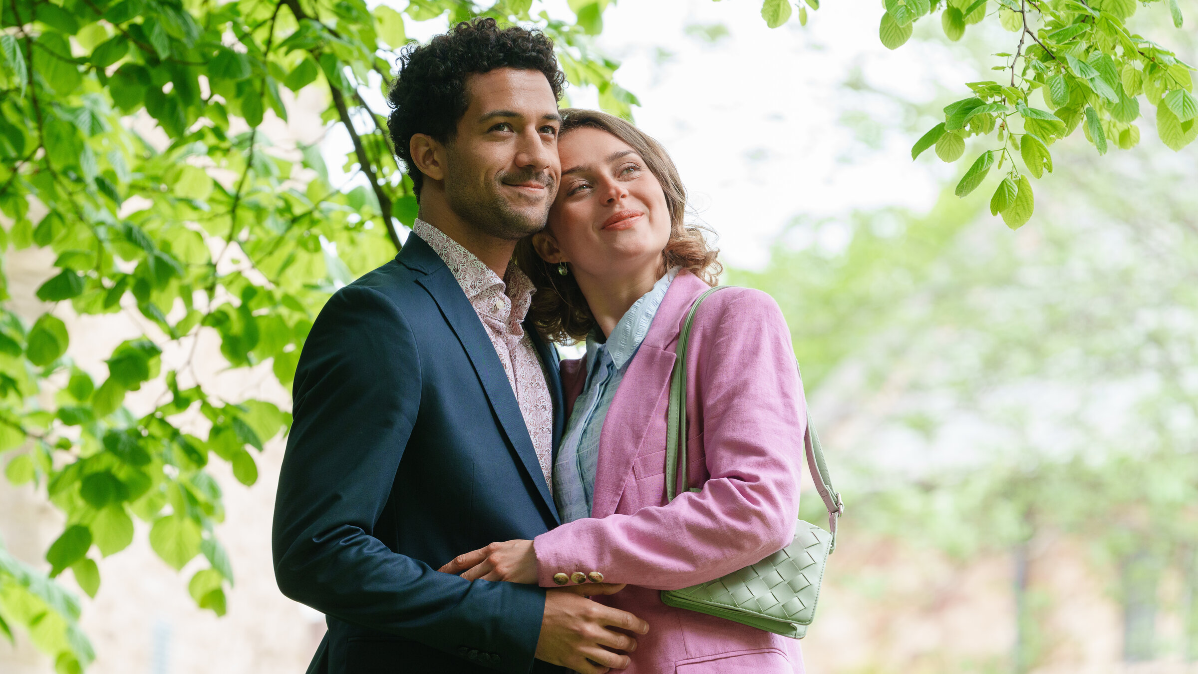 "Rosamunde Pilcher: Jahrestag": Im Garten: Pam (June Ellys Mach) schmiegt sich an Tate Wheeler (Rojan Juan Barani). Beide blicken glücklich in die Ferne.