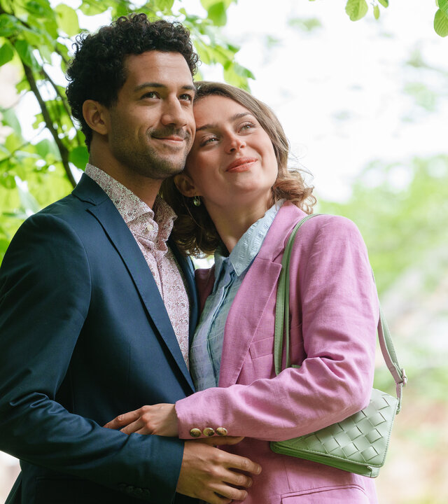 "Rosamunde Pilcher: Jahrestag": Im Garten: Pam (June Ellys Mach) schmiegt sich an Tate Wheeler (Rojan Juan Barani). Beide blicken glücklich in die Ferne.