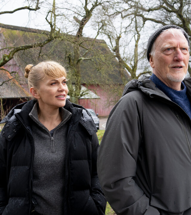 "Helen Dorn - Mordsee": Helen Dorn (Anna Loos) steht mit ihrem Vater Richard Dorn (Ernst Stötzner) vor einer Scheune.